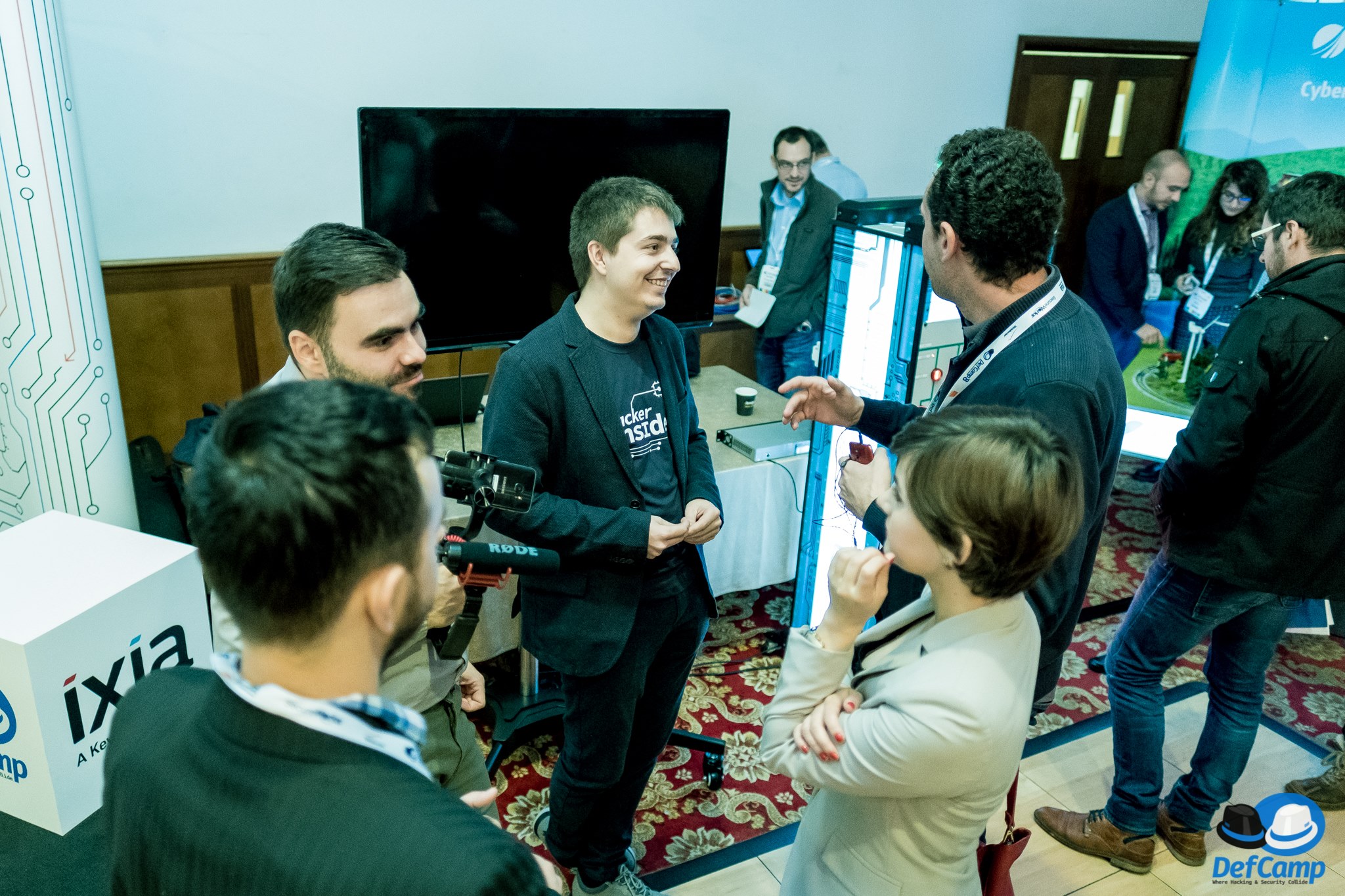 Dragos Sasu si alti jurnalisti, alaturi de Andrei Avadanei, la DefCamp 2017